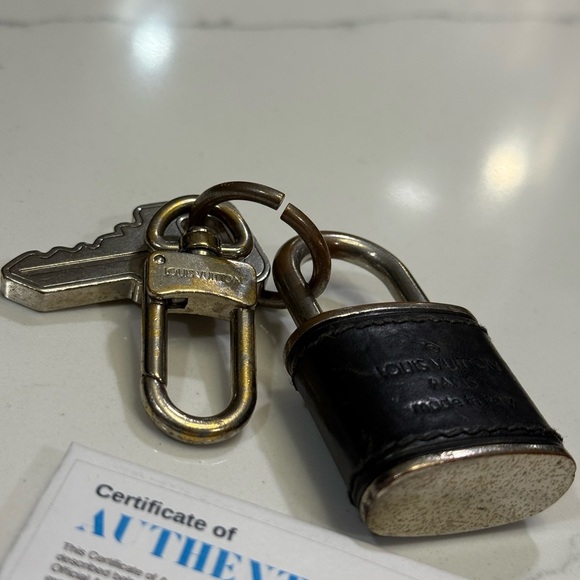 Louis Vuitton Black Leather Keychain with Lock charm - Picture 4 of 6